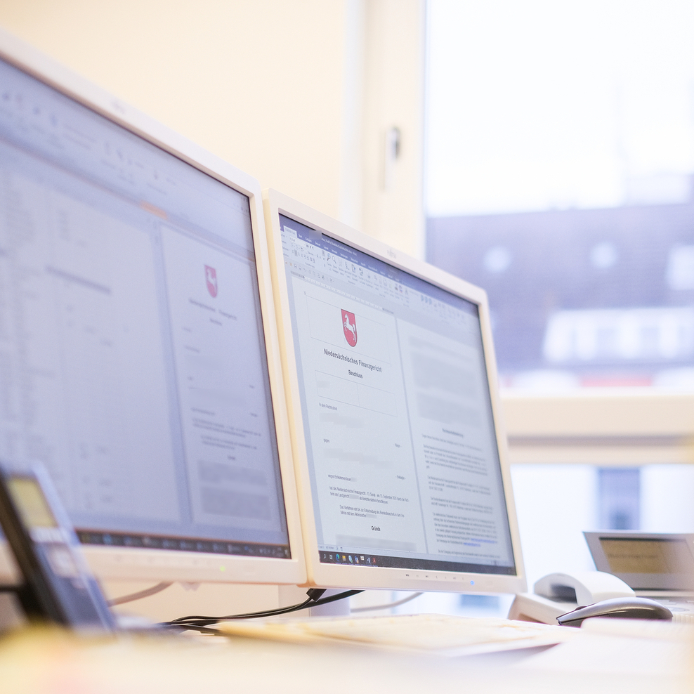 Schmuckgrafik zwei Monitore auf Schreibtisch